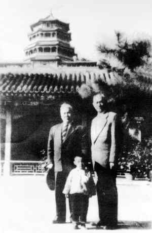 资料图:1959年10月,莫雄(左)应邀到北京参加国庆典礼后,在颐和园与项与年合影