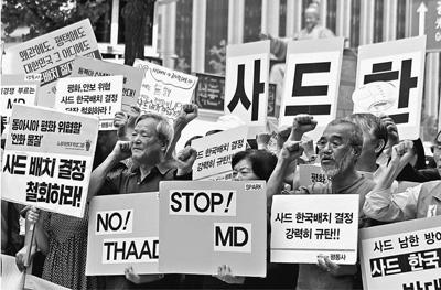 韩国抗议部署“萨德”的行动浪潮已持续1个多月。图为首尔光华门广场,韩国民间团体举行示威活动,要求韩美当局撤回部署“萨德”决定。