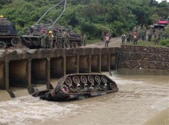 图为台军主战坦克翻入河底。