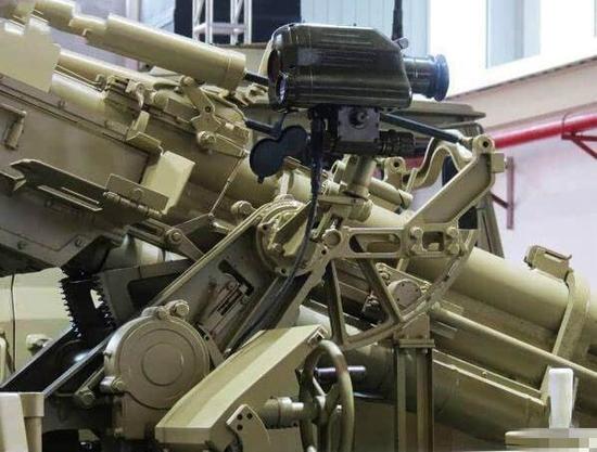 在珠海装备展示会上出现的SM-4火力支援系统，安装了自动化火控瞄具，可自动装定射击诸元，大大缩短了射击准备时间