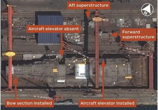空客防务与空间影像公司展示了一张001A船体在大连干船坞内的照片,具备一个升降机和上层建筑的船体已经大体完成,部分甲板部件还需添加