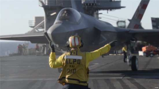 资料图:美国海军在航母上测试F-35战机