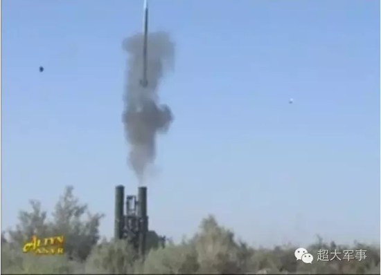 上图为出现在土库曼斯坦军演的FD-2000远程防空导弹,一同出现在军演里的还有我国“凯山-1A”(红旗-12外贸版)防空导弹。注意土方的FD-2000导弹发射车只有两个发射筒,火力密度较我军装备的红旗-9明显减少