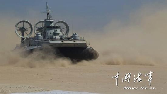 气垫艇冲滩登陆。