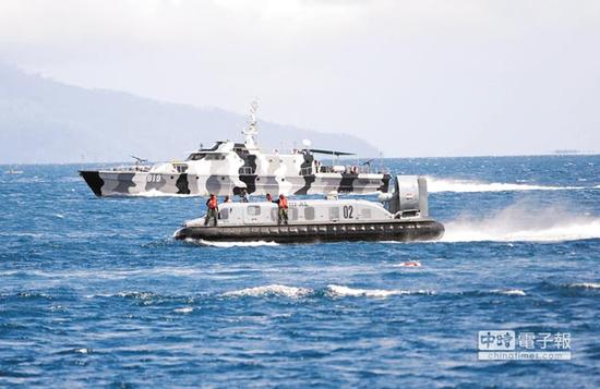 印尼海军在海上进行救灾演练