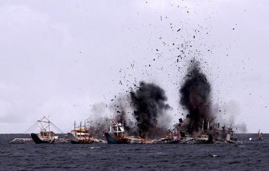 印尼把涉及“非法捕鱼”的60艘船只炸沉海底