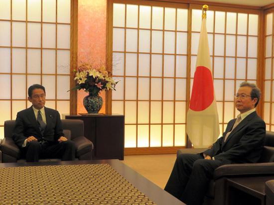 8月9日，日本外相岸田文雄在外务省紧急召见中国驻日大使程永华