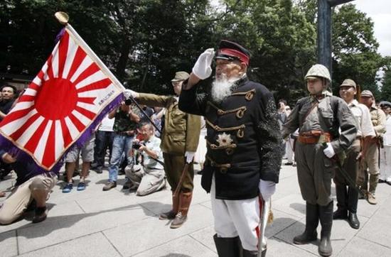 资料图：打扮成旧日军形象参拜靖国神社的日本人