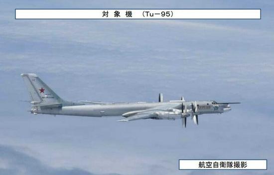 图为日本航空自卫队拍摄到的图-95轰炸机。
