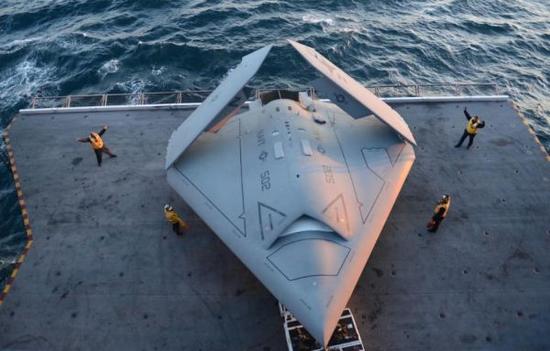 资料图：美国海军将为航母装备MQ-25A舰载无人机。图为X-47B验证机上航母测试
