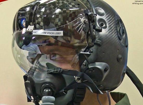 现在F-35的头盔显示器已经发展到了第三代