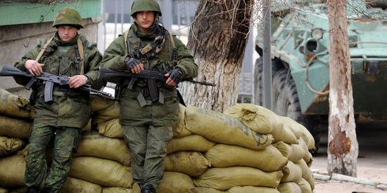 2014年2月25日突然出现在克里米亚街头的俄军士兵 
