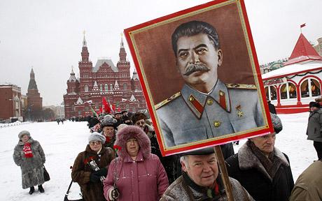 2009年12月21日，俄罗斯民众手持斯大林肖像纪念斯大林诞辰130周年