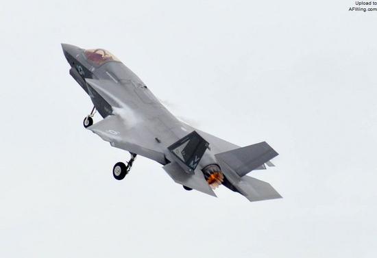 常规起飞中的F-35B，襟翼是自动控制的