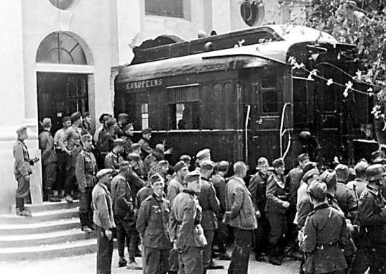 图为德军将停战车厢运出，准备送往德国展示
