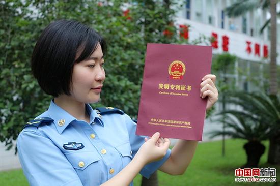 刘卓韬展示发明专利证书