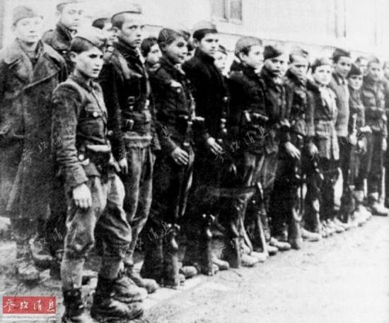 图为1944年拍摄的那斯拉夫游击队，大多队员都是稚气未脱的孩子