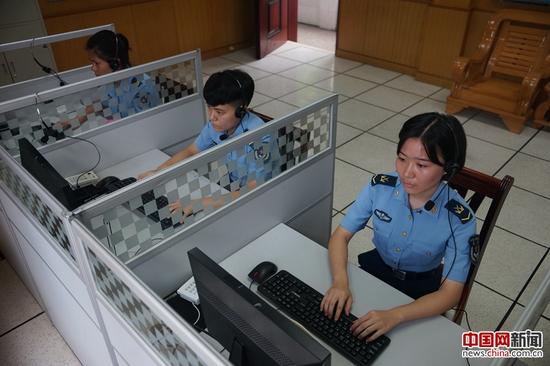 刘卓韬和战友们一起担负话务值班