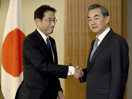 8月24日下午，中国外交部长王毅在出席中日韩外长会议之后会见了日本外相岸田文雄。