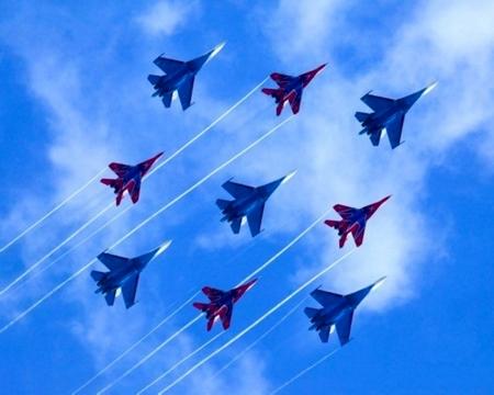 俄罗斯“雨燕”“勇士”混合表演队