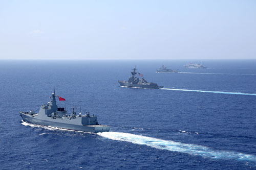 6月20日，参加“环太平洋-2016”联合军演的中美海军7艘军舰，在西太平洋进行队形变换
