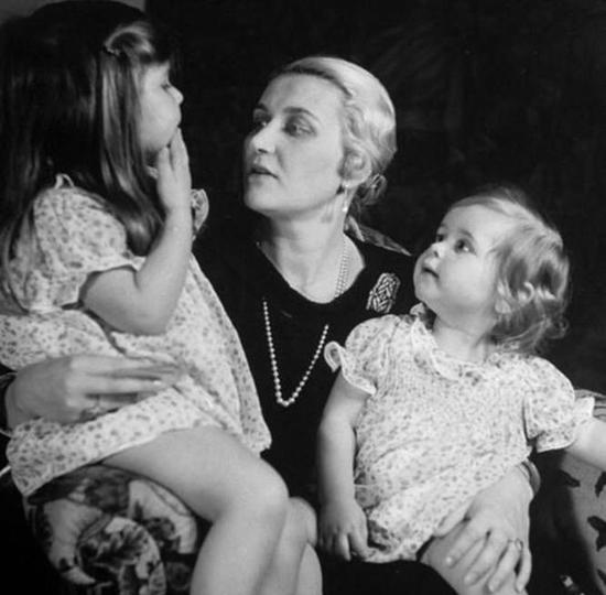 玛格达·戈培尔和她的两个女儿。