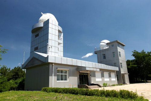 国家天文台兴隆基地实现与“墨子号”天地对接，图为兴隆观测基地1米望远镜（左）