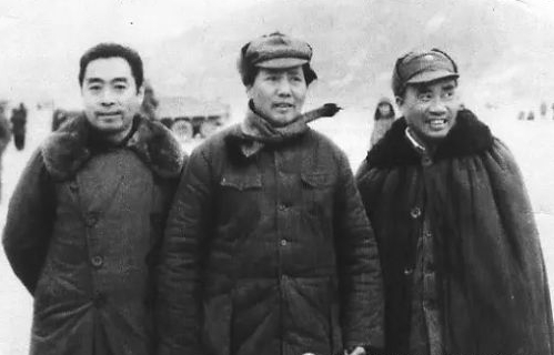 毛泽东(中),周恩来(左)与朱德(右)