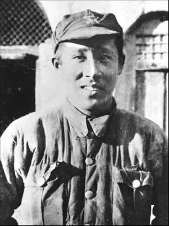 1935年10月,廖承志同志长征到达陕北后留影(资料照片)。在中国工农红军的长征队伍中,有这样一位特殊的“犯人”:他被押解着走完长征路,虽然备受煎熬,但仍然乐观豁达,积极参加宣传工作,后经周恩来解救才重获自由。他,就是著名民主人士廖仲恺、何香凝的儿子,曾任全国人大常委会副委员长的廖承志。 新华社发