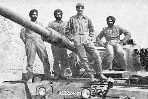 印度第17蒲那（Poona）骑兵团的坦克王牌，Hanut Singh少校和他的锡克教部下在Kooshab地区与该团主战装备——“百夫长”坦克的合影，该团曾参与过第二印巴战争并得到过嘉奖，在第三次印巴战争中的Basantar战役中击毁巴军坦克66辆。（资料图）