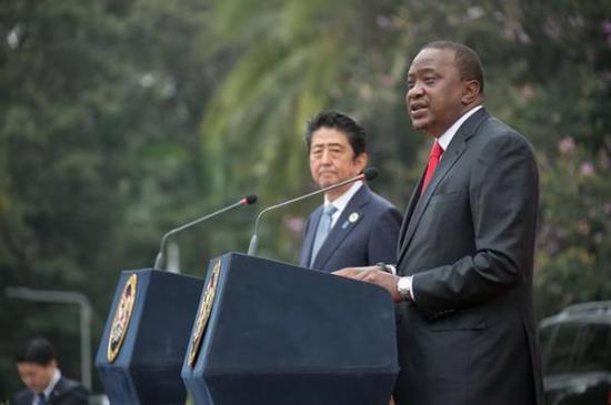 8月26日，安倍与肯尼亚总统肯雅塔出席记者会