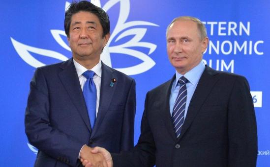 普京在海参崴送安倍一把武士刀