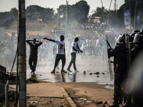图说：8月31日，加蓬反对派领导人让·平的支持者在试图阻止他们的安全部队前示威。（法新社）