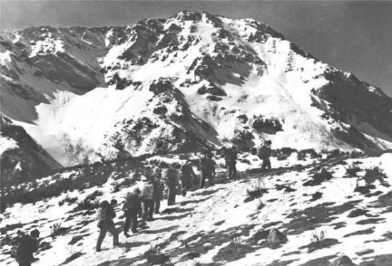 红军爬雪山过草地