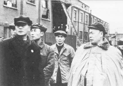 资料图:1950年2月6日上海市长陈毅(右)视察杨树浦发电厂