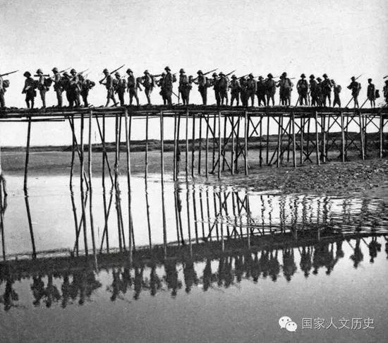 1942年3月， 日军第55师团步兵经过泰国边境，走过竹桥，进入缅甸国境的情景