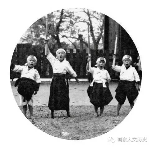 二战中，日本水户少年剑士进行训练