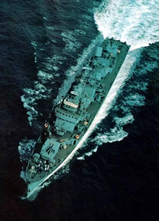 051型俯视图。济南舰最大长度132米,最大宽度12.8米,最大排水量3800吨,最大航速38节。