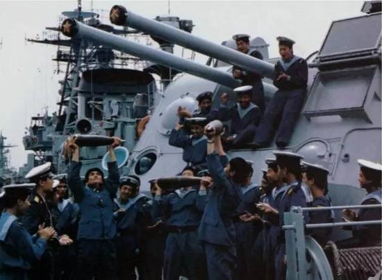 双联装的130mm主炮，当年是无数水兵心中的“神器”。