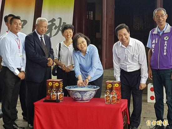 蔡英文在金门体验“博状元饼”活动