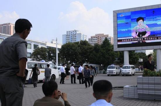 9月9日，在朝鲜首都平壤，路人观看广场大屏幕播报的核试验新闻