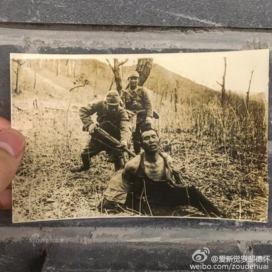 整理日军相册，发现一张尺寸很大很清晰的处决照片。日军上等兵用刺刀洞穿了中国俘虏的心房，后者单膝跪地，双手反绑。（图片鸣谢：爱新觉罗邹德怀）