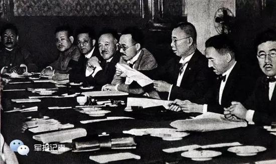 1927年6月27日至7月7日，日本首相田中义一在东京主持召开“东方会议”，制定《对华政策纲要》，确立先占领中国东北、内蒙古进而侵占全中国的侵略扩张政策。图为会议现场