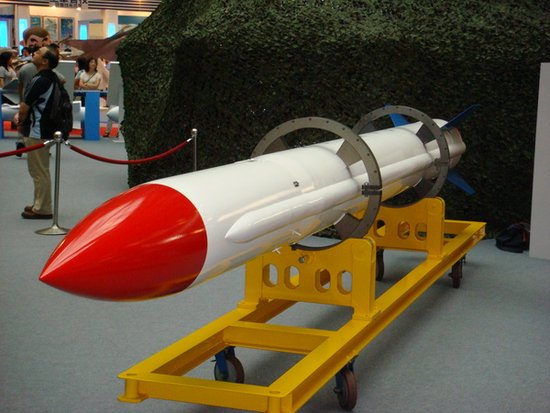 “云峰计划”是台湾自主研发中程导弹，采用冲压式喷射发动机。与“云峰计划”较相近的弹种，就是已部署的天弓二型飞弹（如图）。