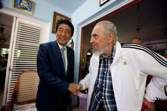 9月22日，卡斯特罗在哈瓦那会见安倍晋三。