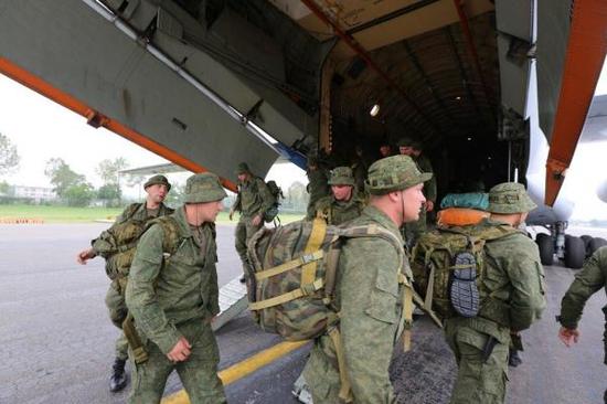 俄军乘坐运输机抵达巴基斯坦旁遮普省。