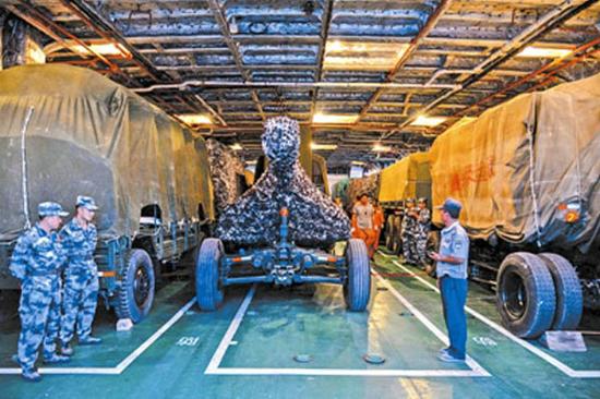 北部战区空军地导某营驻守渤海深处某海岛,是空军唯一驻守海岛的地空导弹部队。近日,该部整建制借万吨民船过海,进行了整建制带战术背景的跨海机动作战演练。记者在现场看到,船舶舱内军车成排,官兵利用船舶舱底与码头之间搭建的宽阔通道,将装备物资运上码头。图为官兵们在船舱内进行车辆定位。