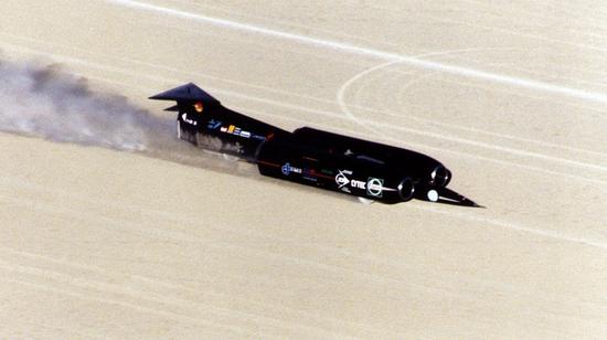 “推进号”超音速汽车(Thrust SSC)1997年在美国沙漠创造了路上行驶最快速度记录。