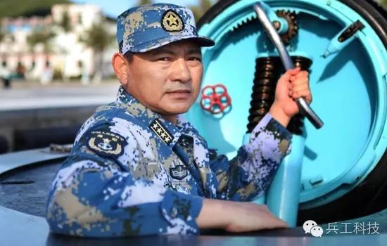 372潜艇室内,海上指挥员,支队长王红理正在检查值更情况.