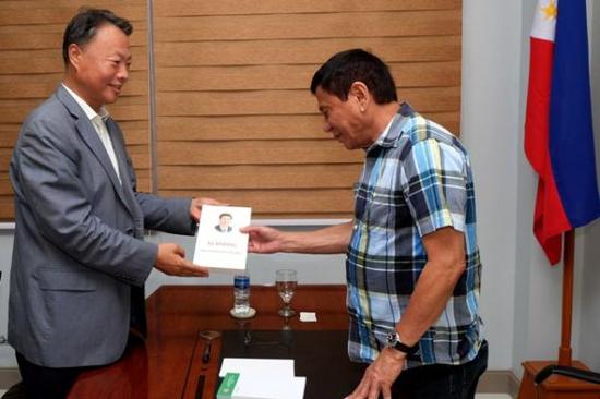 2016年5月16日，中国驻菲律宾大使赵建华向时任达沃市市长杜特尔特赠书